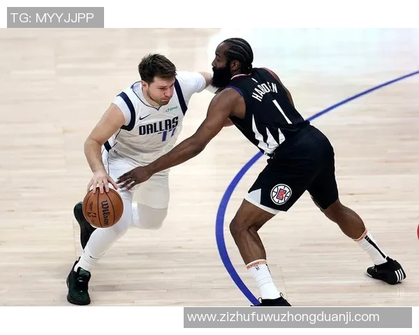 勇士队与国王队激战正酣NBA季后赛精彩对决引发球迷热议