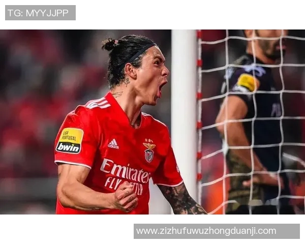 努涅斯在赛季中展现出色表现引发球迷热议与媒体关注